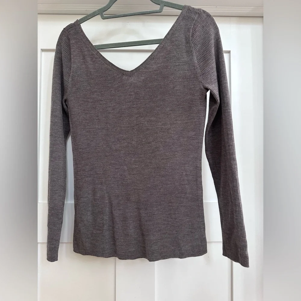 Everlane Ribbed V-neck. - Picture 5 of 5